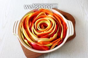 Форму смазываем растительным маслом и формируем запеканку. Начиная с середины, выкладываем овощные «лепестки» в виде розы по кругу, чередуя цвета. Диаметр моей формы 26 см.
