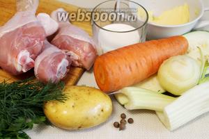 Рецептура дана из расчёта на 1,5 л воды. Нужно взять курицу, картофель, морковь, цукини, лук, сельдерей, масло, сливки, душистый перец, муку, зелень, соль.