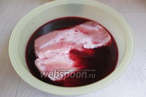 Мясо моем. Кладём в миску глубокую и заливаем вином. Иногда я натираю его солью. И кладу приправу в вино. Закрываем крышкой и убираем в холод на 1 ночь. Ему нужно, минимум, 5 часов постоять. Я ставлю на ночь.