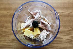 В чашу блендера положим сыр, куриное мясо, чеснок и измельчим. Если будет очень густо, то добавьте куриный бульон.
