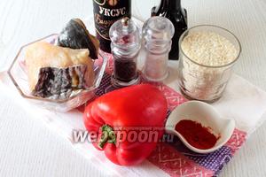 Для приготовления нам понадобятся филе сома, рис, перец сладкий, соль, перец чёрный молотый, паприка, масло растительное, бальзамический уксус, вода и соевый соус.