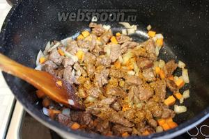 Помешать, продолжая жарку на среднем огне, добавить соль и пряности, ещё пожарить минуты 3-4.