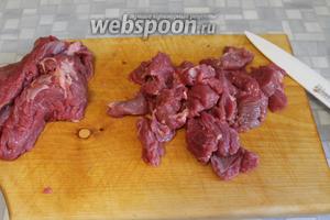 Мясо порезать поперечными ломтями, удалить как можно тщательнее плёнки, порезать мелкими кусочками.