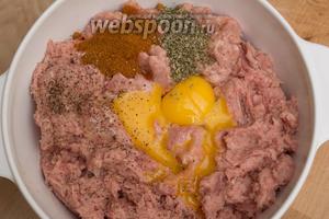 Добавить яйца, молотую паприку, майоран, соль и перец по вкусу. Хорошо размешать фарш руками или ложкой.