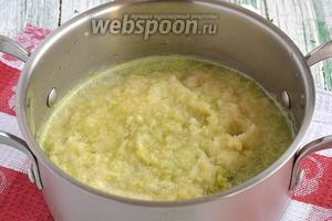 Яблоки очистить и пропустить через мясорубку. Соединить подготовленные яблоки и ревень и поставить на медленный огонь увариваться на 20 минут.