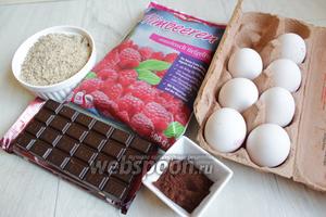 Итак берём такие продукты. Малину, сахар, сливки, шоколад, какао, молотый миндаль. Яйца нам нужно будет разделить на белки и желтки. Но не все.