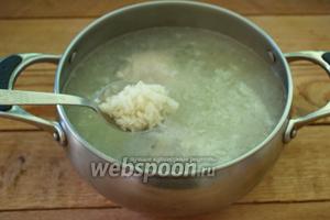 Измельчите картофель. Промойте 3-4 ст. ложки риса. В бульон к мясу добавьте рис и картофель. Варите всё до готовности риса. На это уйдёт около 10 минут.
В небольшую сковороду влейте 2-3 ст. ложки растительного масла. Добавьте 1 ст. ложку сырой муки. Обжарьте муку 3-5 минут при постоянном помешивании. Влейте немного бульона из кастрюли. Мука заварится. Дайте покипеть 3 минуты и можно выключать. Этой мучной смесью мы будем загущать суп.