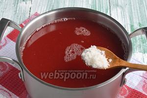 Соединить яблочный и малиновый сок. Добавить по вкусу сахар. Если яблоки сладкие, то сахар может и не понадобиться. Довести до кипения.