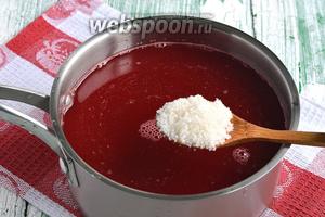 Поместить сок в кастрюлю. По вкусу добавить сахар. Сахар можно и не добавлять. Довести сок до кипения.