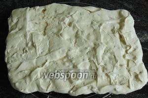 Собираем торт. Одно безе кладём на блюдо. Аккуратно при вынимании, оно хрупкое, не сжимайте руками, а то раздавите. Всё медленно и аккуратно, не бросая, и стараться почти не двигать.