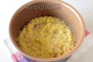 Очищенные от кожуры и семян яблоки пропускаем через мясорубку и помещаем яблочную массу в чашу мультиварки.