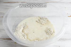 Влить кислое молоко (немного подогреть на водяной бане). Перемешать. Дать постоять 5 минут, чтобы началась реакция брожения.