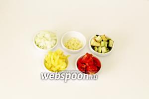 Подготовим все продукты. Овощи промоем и обсушим. Нарезаем мелкими кусочками. Помидоры нарезаем крупными дольками, по желанию можно удалить кожицу. Лук и чеснок очищаем от шелухи, нарезаем мелко.