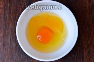 Далее в глубокую ёмкость вбиваем куриное яйцо. Если креветок много, то понадобится увеличить количество яиц.