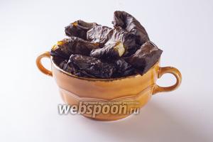 Готовый продукт должен быть страшненьким, чёрным и обгорелым (в книжке так было написано!), но мягким при нажатии пальцем. Подавать сыр, запечённый в духовке с виноградными листьями, можно сразу (лично мне горячим он понравился даже больше, чем холодным), но и в качестве холодной закуски он тоже весьма неплох. Самый смак — это хрустящие виноградные листики. Они оживляют вкус сыра, получается очень пикантно.