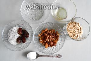 Для печенья возьмём 0,5 стакана овсяных хлопьев, орехи (у меня это фундук, грецкие и миндаль), 4 штучки фиников. Ещё понадобится кокосовая стружка, сахар, масло растительное и вода.