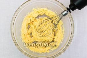 Размягчённое сливочное масло взбиваем с солью, сахаром.
С лимона снимаем цедру, добавляем в смесь. Туда же отправляем сок, выжатый из половины лимона. Взбиваем.
