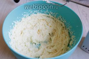 Мягкое масло взбиваем с сахаром.