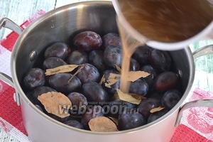 Горячим сиропом залить сливы, закрыть кастрюлю крышкой и оставить до вечера.