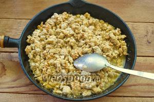 Куриный фарш обжарить на растительном масле. Добавить соль и специи по вкусу. Для сочности, в период жарки, можно добавить немного водички.