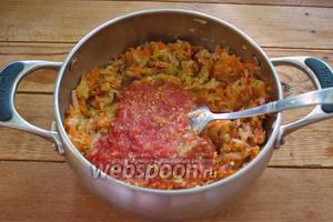 Каждый помидор разрезать пополам. Мякоть натереть на тёрке так, чтоб шкурка не попала в аджику. Можно использовать томатный сок вместо помидор. Общая масса жидкости должна быть около 2 стаканов. Поставьте массу на огонь и варите около 2 часов на слабом огне. За это время надо несколько раз помешать массу.