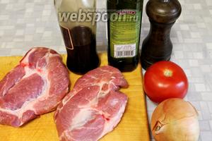 Для приготовления стейка взять 2 куска шейной части, соевый соус, оливковое масло, перец свежемолотый, соль, помидор и лук.
