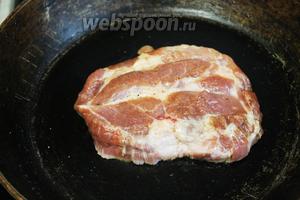 На смазанную маслом раскалённую сковороду уложить кусок свинины плашмя, огонь убавить до среднего, обжаривать с одной стороны не менее 5-6 минут.
