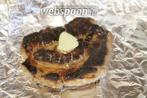 Приготовить кусок фольги, на который уложить обжаренное мясо, можно положить на него кусочек сливочного масла.