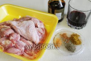 Для приготовления взять куриные бедра без кости, соевый соус, вино, пряности, масло для жарки.