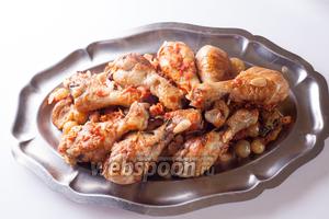 Но выглядит блюдо всё равно, согласитесь, неказисто. Курица перемазалась в соусе, во что превратилось всё остальное — я стыдливо прикрыла курицей.
