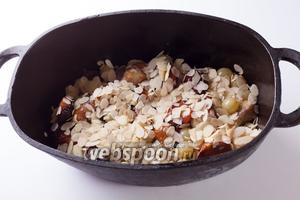 Высыпаем сливы с виноградом поверх курицы (стараемся распределить их равномерно) и посыпаем сверху предназначенным для соуса миндалём.