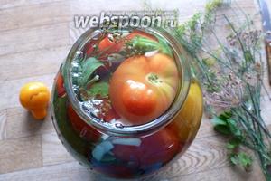 На плите, тем временем, кипятим простую заливку из 4 ст. л. соли и 4 ст. л. сахара на 1,5 лира воды. Это как раз на трёхлитровую банку. Закипела заливка, заливаем ею помидоры.