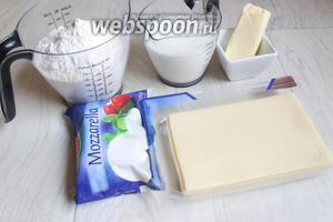 Берём такие продукты: муку, сыр любой (у меня Моцарелла и ещё какой-то), кефир, масло, соду, разрыхлитель. Все продукты лучше взвесить.