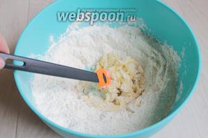 Муку смешаем с содой и разрыхлителем, добавим масло мягкое и смешаем всё.