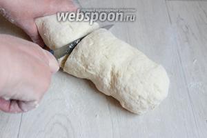 Режем тесто на 2 части.