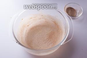Припорошиваем примерно половиной этой смеси смазанную маслом форму, трясём и вертим её, чтобы коричный сахар распределился равномерно.