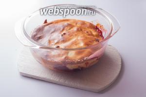 Готовое изделие должно иметь коричневатую корочку, при чём она должна быть такого цвета не только на поверхности, но и внутри — это значит, что всё пропеклось.