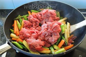 Добавим к овощам нарезанное мясо и дальше жарим около 3 минут. Мясо должно поджариться, но не отдать свой сок.