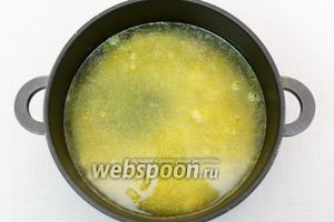 Зальём бульоном и ставим варить до готовности риса и чечевицы. Варятся они приблизительно одинаковое количество времени.