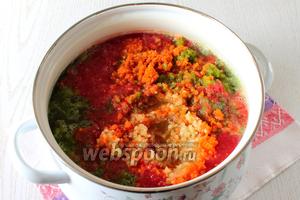 Пропускаем подготовленные овощи через мясорубку и варим в течении 1 часа на маленьком огне с момента закипания.