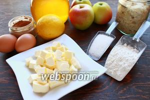 Понадобятся такие продукты: мука, масло, яблоки, мёд (у меня тимьянный, по рецепту Мёд ароматизированный тимьяном ), яйца, лимон, пряности, миндальные лепестки.