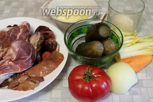 Для рассольника взять солёные огурцы, мясо, потрошки гусиные, масло, рис, морковь, картофель, лук, помидор, сельдерей, зелень, пряности (по вкусу).