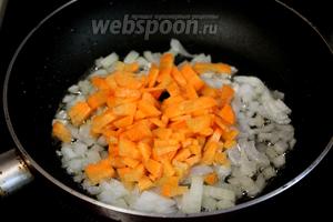 Добавить мелко нарезанную морковь (можно натереть на крупной тёрке, но лучше нарезать короткими брусочками).