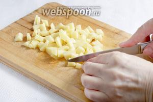 Картофель лучше тоже нарезать помельче, если есть желание его полностью разварить в супе. Так как, я не делаю пюре, то мне нравится именно такая консистенция.