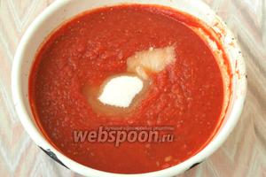 Затем в томатную массу добавить перец, сахар и соль, попробовать на вкус и сбалансировать вкус перца. Влить яблочный уксус. Варить ещё 15 минут.