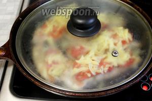Сразу накрыть крышкой и отключить плиту (если плита электрическая), под крышкой рыба дойдёт сама, подержать минут 7-10. Подавать горячей с гарниром или соусом (я как раз приготовила тактуку ).