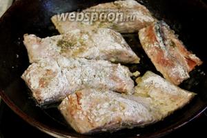 Сковороду с маслом разогреть (масла очень мало — вторую ложку). Выложить рыбу кожей вниз и слегка обжарить — нагрев на 2 из 3 делений.