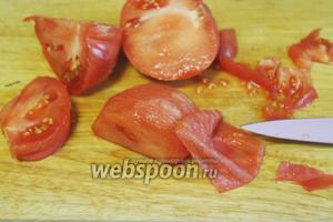 Помидоры взять мясистые или вынуть у них жидкую сердцевину, очистить от кожицы, опустив в кипяток на 3 минуты (если спелые мясистые, то кожица может отделиться легко и так).