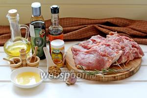 Для приготовления нам понадобится, разделанная на куски, свиная корейка на кости, соль, перец, соус соевый и бальзамик, карри, горчица, чеснок, масло оливковое и свежий розмарин.