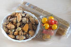 Подготовьте необходимые ингредиенты: мясо мидий (охлаждённое или полностью размороженное), спагетти, помидоры черри.
